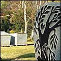 Material: schwarzer Basalt. Bitte hier klicken, um das Bild zu vergrern.